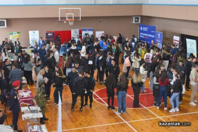 Второ издание на „Панорама на висшето образование“ в Казанлък привлече стотици ученици  / Новини от Казанлък