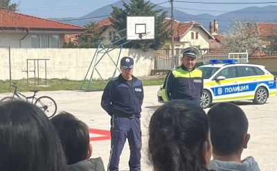 Открит урок по безопасност на движението изнесоха служители на реда в училището в село Овощник / Новини от Казанлък