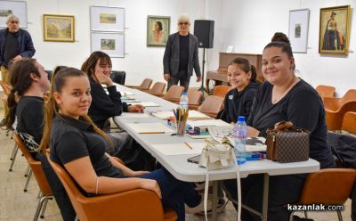 За девети път „Училище по карикатура“ събра млади творци в музей “Чудомир“ / Новини от Казанлък