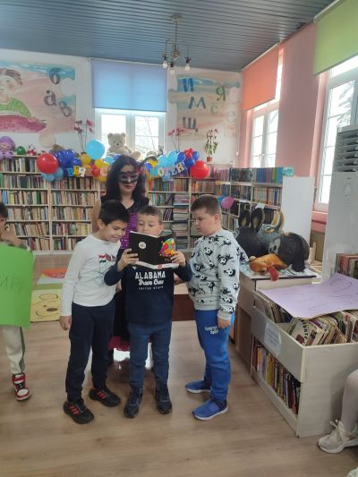 Първокласниците от ОУ „Мати Болгария“ отпразнуваха Празника на буквите в библиотека „Искра“