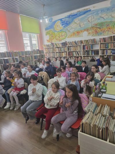 Първокласниците от ОУ „Мати Болгария“ отпразнуваха Празника на буквите в библиотека „Искра“