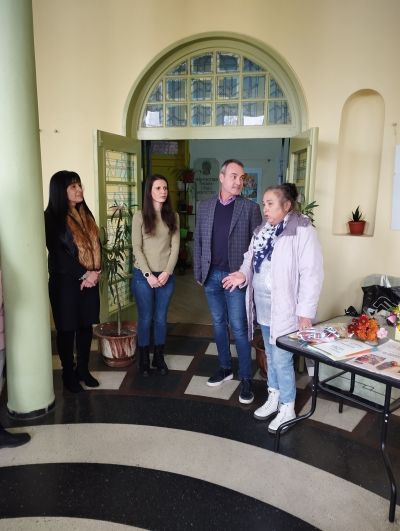 Талантливите художници от школа „Живопис“ подредиха красива изложба в казанлъшката библиотека “Искра“