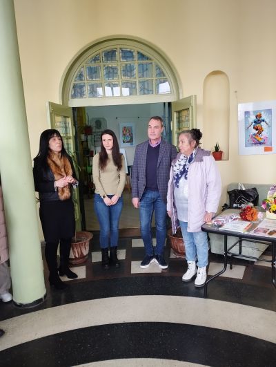 Талантливите художници от школа „Живопис“ подредиха красива изложба в казанлъшката библиотека “Искра“