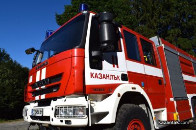 „Нисан“ горя посред нощ в казанлъшкото село Овощник / Новини от Казанлък