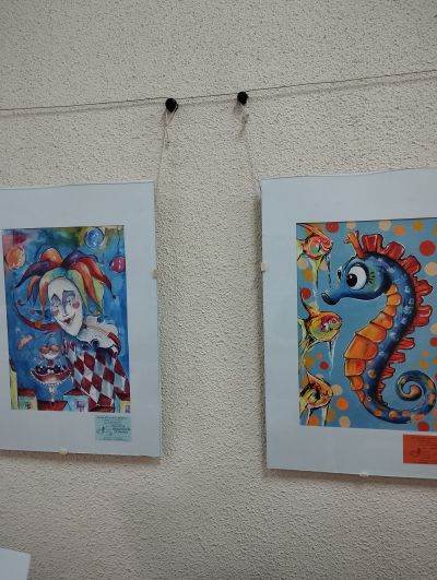 Талантливите художници от школа „Живопис“ подредиха красива изложба в казанлъшката библиотека “Искра“