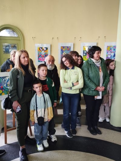 Талантливите художници от школа „Живопис“ подредиха красива изложба в казанлъшката библиотека “Искра“