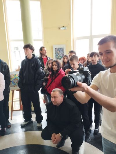 Талантливите художници от школа „Живопис“ подредиха красива изложба в казанлъшката библиотека “Искра“