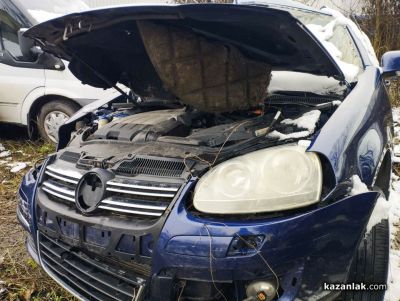 Намериха изпочупена кола с чужди номера край Енина / Новини от Казанлък