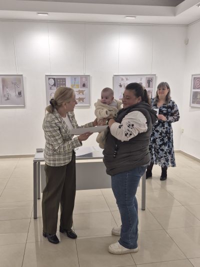 35 новородени получиха еднократна финансова помощ от Община Казанлък 