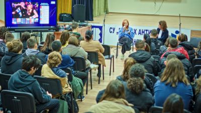 Виктория Георгиева срещна нови публики с „A Little Dramatic Live“ в Казанлък и Панагюрище