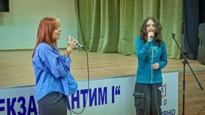 Виктория Георгиева срещна нови публики с „A Little Dramatic Live“ в Казанлък и Панагюрище