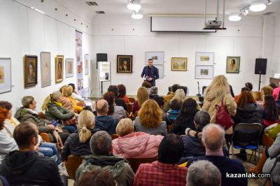 Журналистът Георги Милков представи книгата си „Носорог в банята и още нови истории от ръчния багаж“ в Казанлък