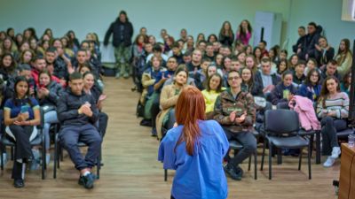 Виктория Георгиева срещна нови публики с „A Little Dramatic Live“ в Казанлък и Панагюрище