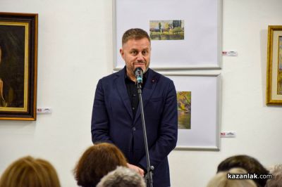 Журналистът Георги Милков представи книгата си „Носорог в банята и още нови истории от ръчния багаж“ в Казанлък