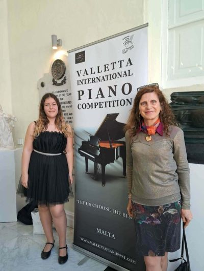 Пианистката Николета Караджова от казанлъшката школа ,,Орфей‘‘ спечели “сребърна лира“ в Малта