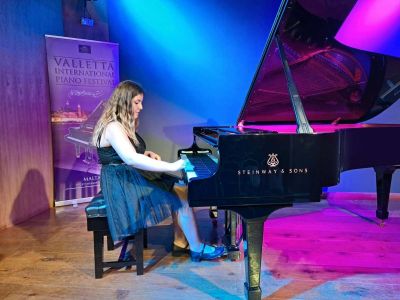 Пианистката Николета Караджова от казанлъшката школа ,,Орфей‘‘ спечели “сребърна лира“ в Малта / Новини от Казанлък