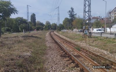 Влак дерайлира след свличане на скална маса / Новини от Казанлък