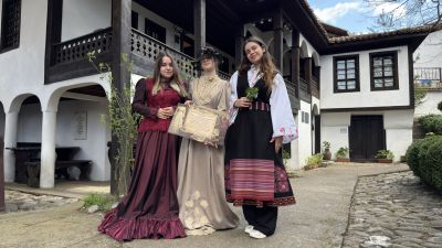 Модата на XX век оживява чрез красиви дамски облекла в Етнографски комплекс „Кулата“ - Казанлък  / Новини от Казанлък