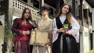 Модата на XX век оживява чрез красиви дамски облекла в Етнографски комплекс „Кулата“ - Казанлък 