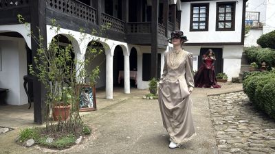 Модата на XX век оживява чрез красиви дамски облекла в Етнографски комплекс „Кулата“ - Казанлък 