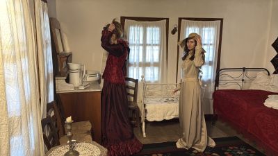 Модата на XX век оживява чрез красиви дамски облекла в Етнографски комплекс „Кулата“ - Казанлък 