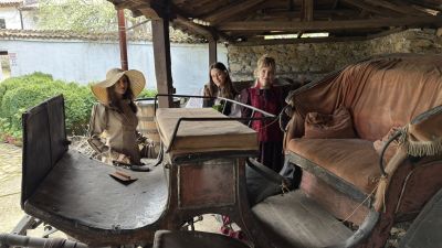 Модата на XX век оживява чрез красиви дамски облекла в Етнографски комплекс „Кулата“ - Казанлък 