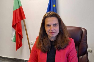 Великденско поздравление на областния управител Ива Радева  / Новини от Казанлък