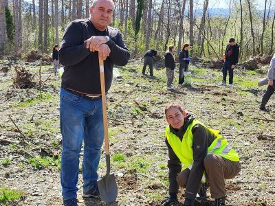 Горски служители от Казанлък и ученици залесяваха край Шипка