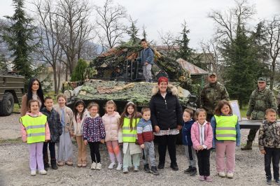 Малки и големи посетиха поделението на 61-ва Стрямска механизирана бригада в Казанлък в деня на отворените врати