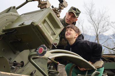 Малки и големи посетиха поделението на 61-ва Стрямска механизирана бригада в Казанлък в деня на отворените врати