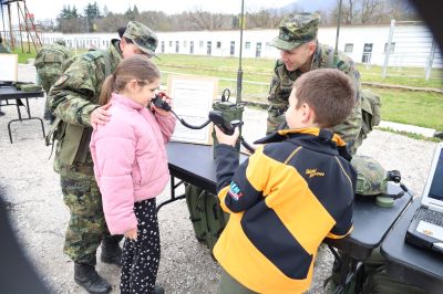 Малки и големи посетиха поделението на 61-ва Стрямска механизирана бригада в Казанлък в деня на отворените врати