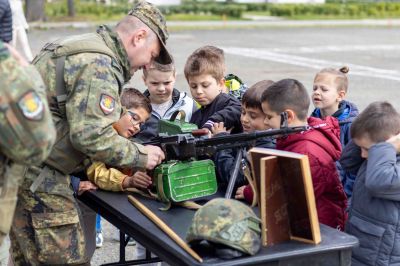 Малки и големи посетиха поделението на 61-ва Стрямска механизирана бригада в Казанлък в деня на отворените врати / Новини от Казанлък