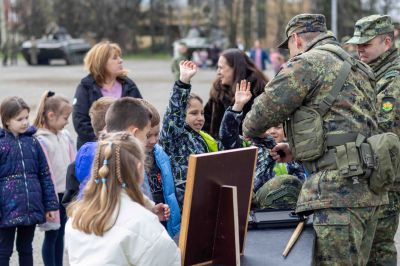Малки и големи посетиха поделението на 61-ва Стрямска механизирана бригада в Казанлък в деня на отворените врати