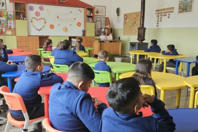 Областният управител Ива Радева чете в „Походът на книгите“ за децата от ОУ „Св. св. Кирил и Методий“ в Николаево 