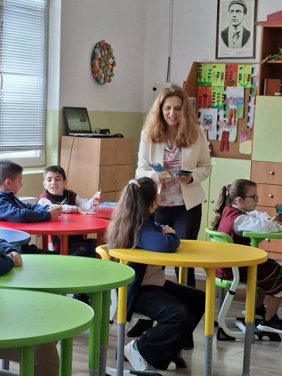 Областният управител Ива Радева чете в „Походът на книгите“ за децата от ОУ „Св. св. Кирил и Методий“ в Николаево 