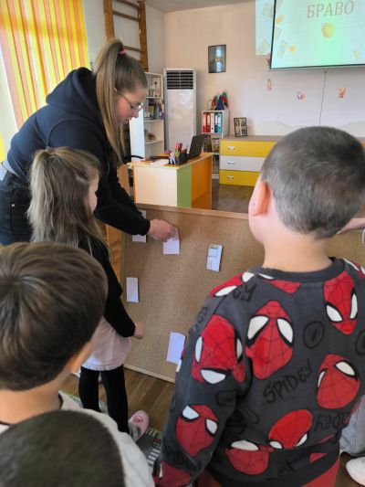 ПГЛПТ и ДГ “Роза“- град Шипка с поредно съвместно занятие: Малки и големи дебатираха за ролята на парите
