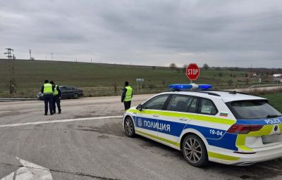 Спипаха неправоспособен 19-годишен водач да шофира автомобил с чужди номера  / Новини от Казанлък