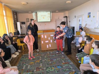 ПГЛПТ и ДГ “Роза“- град Шипка с поредно съвместно занятие: Малки и големи дебатираха за ролята на парите