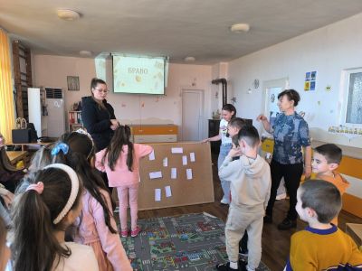 ПГЛПТ и ДГ “Роза“- град Шипка с поредно съвместно занятие: Малки и големи дебатираха за ролята на парите
