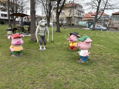 Подарък за най-малките: Приказни герои в парк “Опела“ / Новини от Казанлък