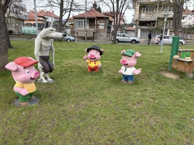 Подарък за най-малките: Приказни герои в парк “Опела“
