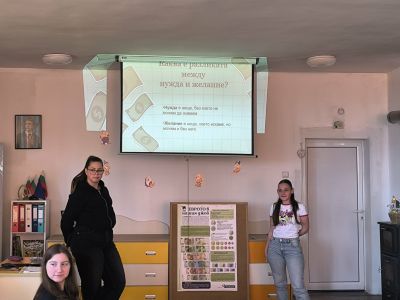 ПГЛПТ и ДГ “Роза“- град Шипка с поредно съвместно занятие: Малки и големи дебатираха за ролята на парите