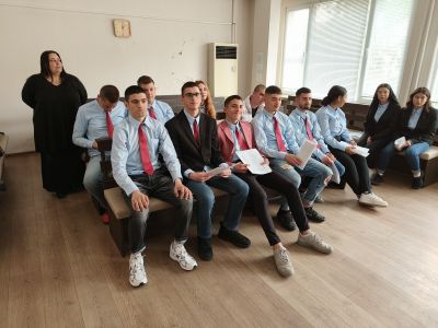 Ученици от ПГТТМ посетиха Съдебната палата в Казанлък в Деня на отворените врати / Новини от Казанлък