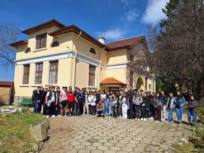 Ученици от ПХГ “Св. Св. Кирил и Методий“ се запознаха отблизо с работата на метеоролозите  / Новини от Казанлък