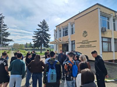 Ученици от ПХГ “Св. Св. Кирил и Методий“ се запознаха отблизо с работата на метеоролозите 