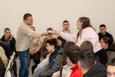 Бивши възпитанички на ПГЛПТ представиха пред ученици своите стихосбирки в Световния ден на книгата и авторското право