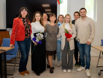 Бивши възпитанички на ПГЛПТ представиха пред ученици своите стихосбирки в Световния ден на книгата и авторското право