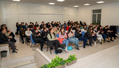 Бивши възпитанички на ПГЛПТ представиха пред ученици своите стихосбирки в Световния ден на книгата и авторското право