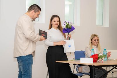 Бивши възпитанички на ПГЛПТ представиха пред ученици своите стихосбирки в Световния ден на книгата и авторското право