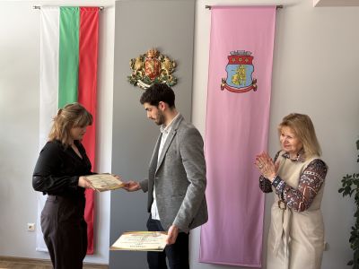 Наградиха победителите в конкурса за идейни проекти за визията на новото кръстовище при западния вход на Казанлък 